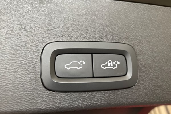 Esittelykuva Volvo XC40 täyssähköautosta.