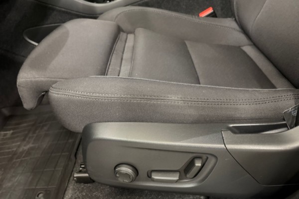 Esittelykuva Volvo XC40 täyssähköautosta.