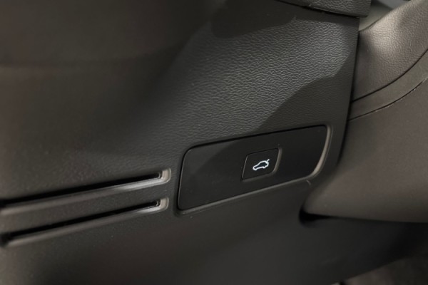 Esittelykuva Volvo XC40 täyssähköautosta.