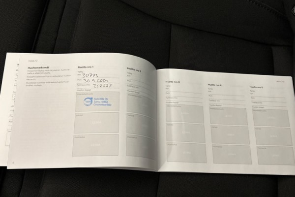 Esittelykuva Volvo XC40 täyssähköautosta.