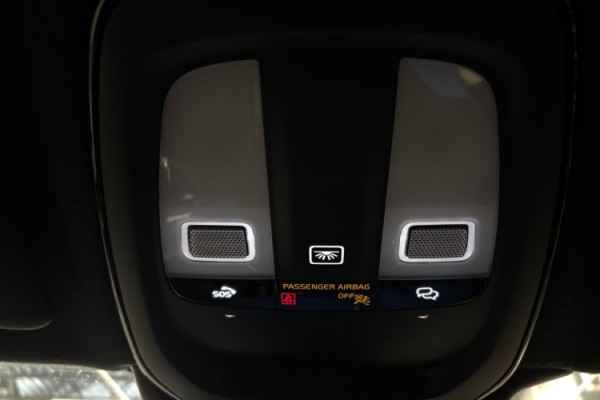 Esittelykuva Volvo XC40 täyssähköautosta.