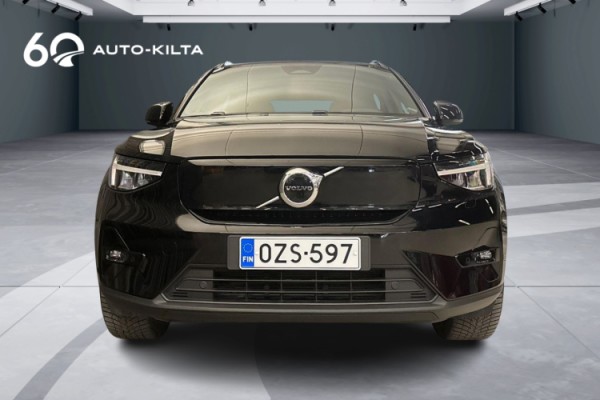 Esittelykuva Volvo XC40 täyssähköautosta.