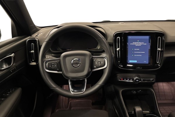 Esittelykuva Volvo XC40 täyssähköautosta.