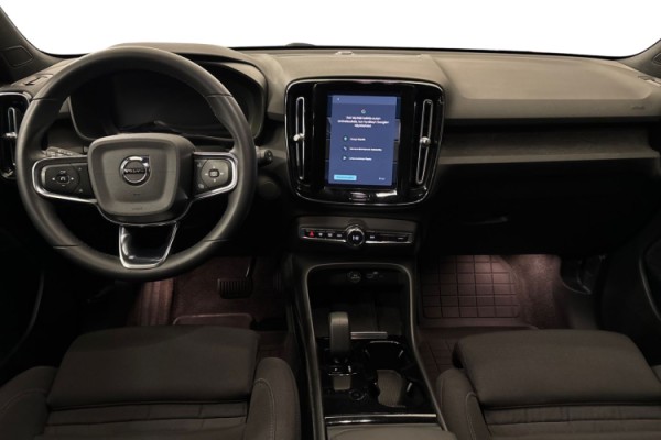Esittelykuva Volvo XC40 täyssähköautosta.