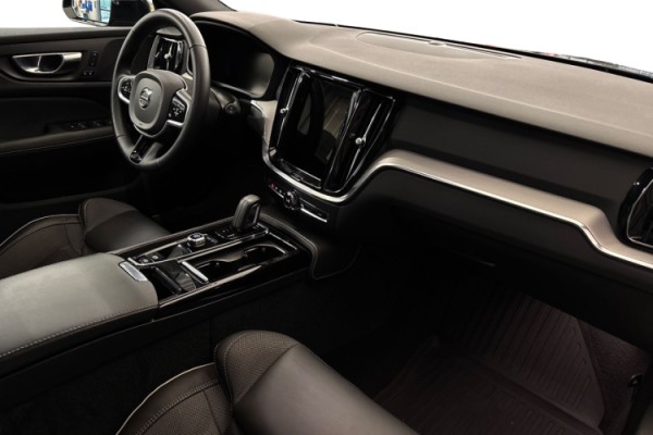 Esittelykuva Volvo V60 lataushybridiautosta.