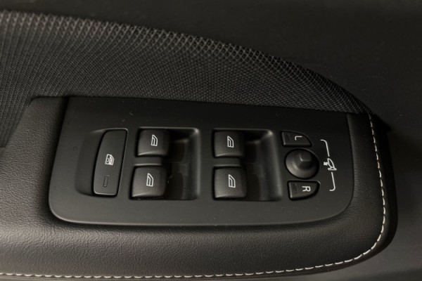 Esittelykuva Volvo V60 lataushybridiautosta.