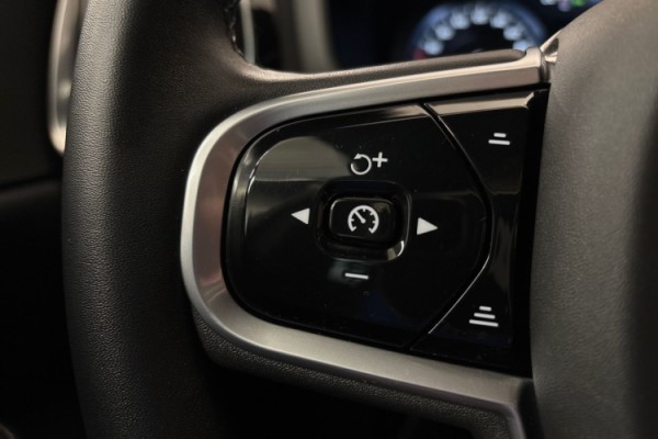 Esittelykuva Volvo V60 lataushybridiautosta.