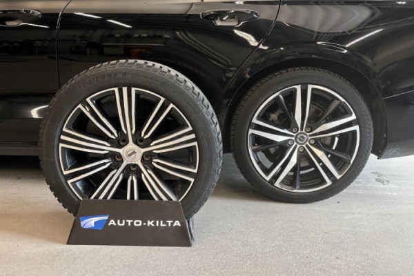 Esittelykuva Volvo V60 lataushybridiautosta.