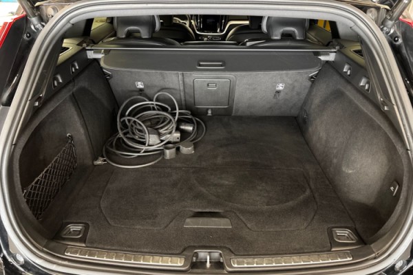 Esittelykuva Volvo V60 lataushybridiautosta.