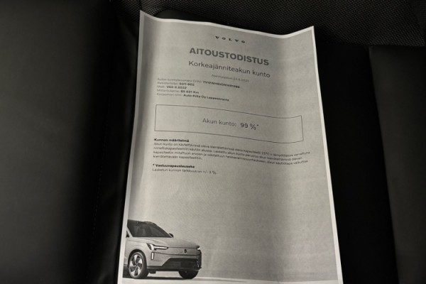 Esittelykuva Volvo V60 lataushybridiautosta.
