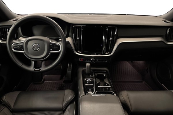 Esittelykuva Volvo V60 lataushybridiautosta.