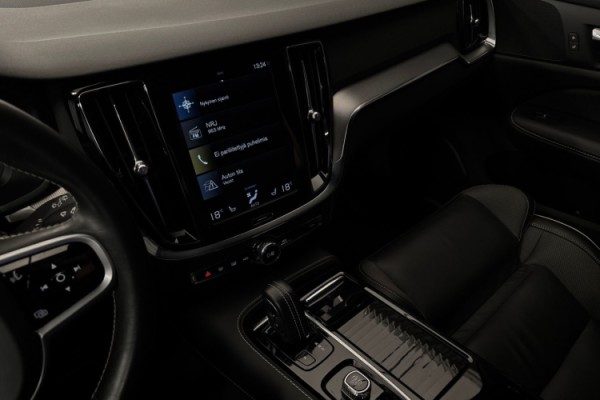 Esittelykuva Volvo V60 lataushybridiautosta.
