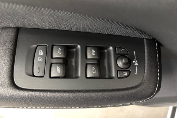 Esittelykuva Volvo V60 lataushybridiautosta.