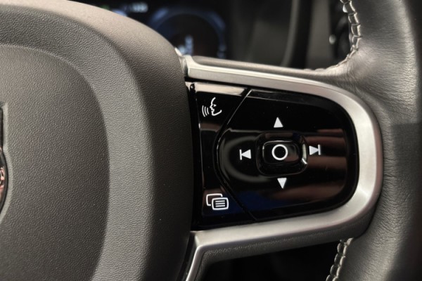 Esittelykuva Volvo V60 lataushybridiautosta.