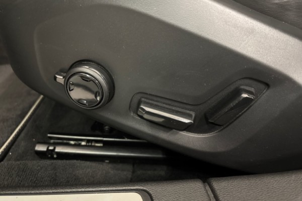 Esittelykuva Volvo V60 lataushybridiautosta.