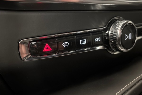 Esittelykuva Volvo V60 lataushybridiautosta.