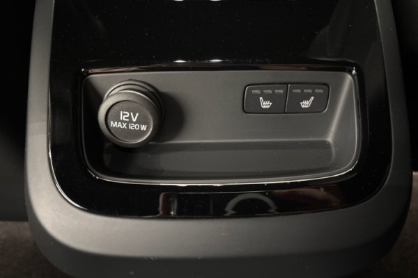 Esittelykuva Volvo V60 lataushybridiautosta.