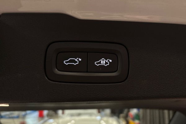 Esittelykuva Volvo V60 lataushybridiautosta.