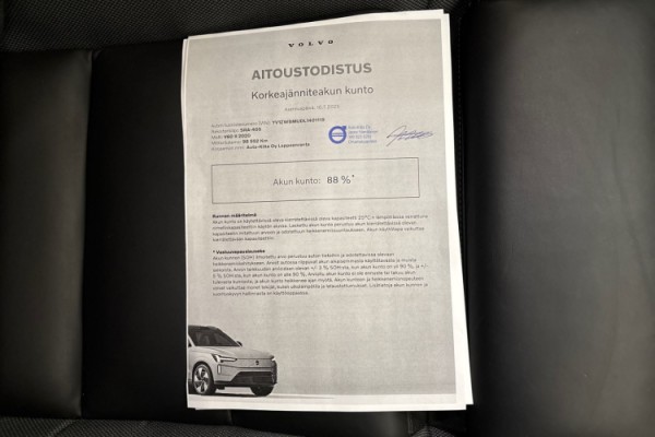 Esittelykuva Volvo V60 lataushybridiautosta.