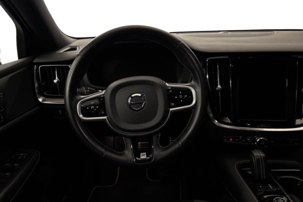 Esittelykuva Volvo V60 lataushybridiautosta.