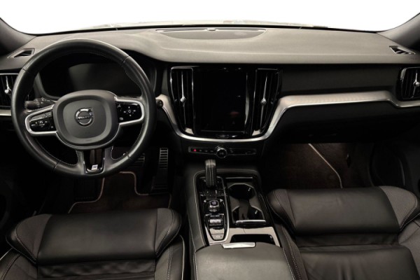 Esittelykuva Volvo V60 lataushybridiautosta.