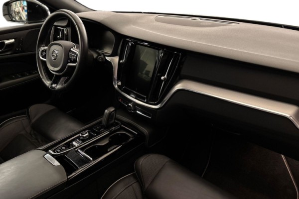 Esittelykuva Volvo V60 lataushybridiautosta.