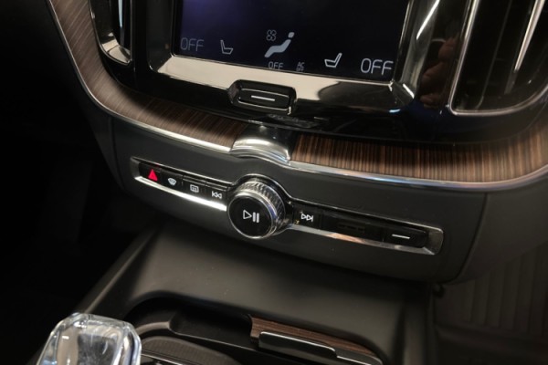 Esittelykuva Volvo XC60 kevythybridiautosta.