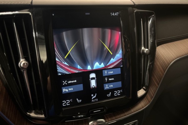 Esittelykuva Volvo XC60 kevythybridiautosta.