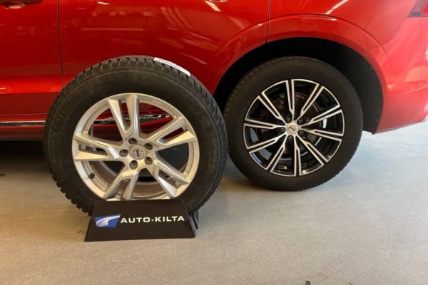Esittelykuva Volvo XC60 kevythybridiautosta.