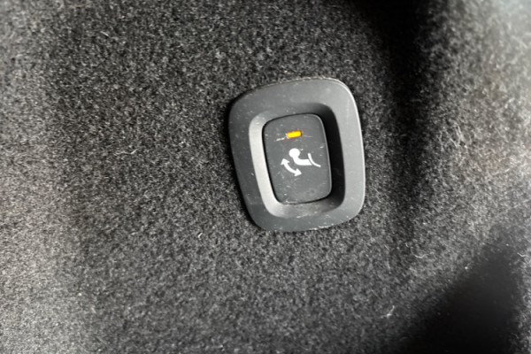 Esittelykuva Volvo XC60 kevythybridiautosta.