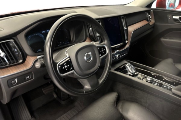 Esittelykuva Volvo XC60 kevythybridiautosta.