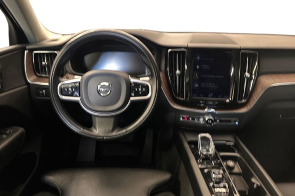 Esittelykuva Volvo XC60 kevythybridiautosta.