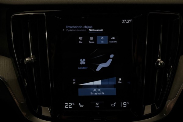 Esittelykuva Volvo V60 lataushybridiautosta.