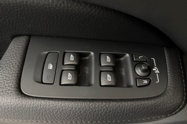 Esittelykuva Volvo V60 lataushybridiautosta.