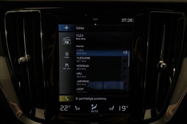 Esittelykuva Volvo V60 lataushybridiautosta.
