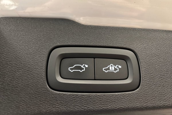 Esittelykuva Volvo V60 lataushybridiautosta.