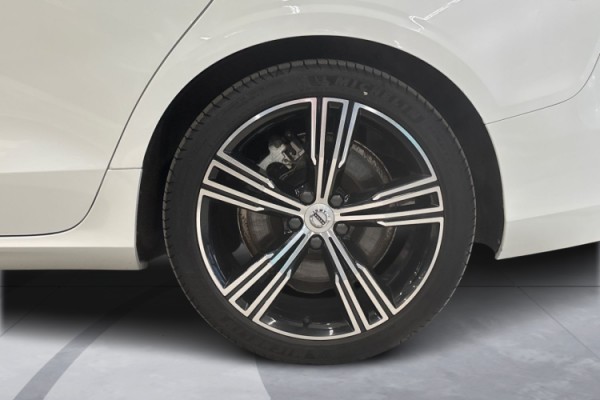 Esittelykuva Volvo V60 lataushybridiautosta.