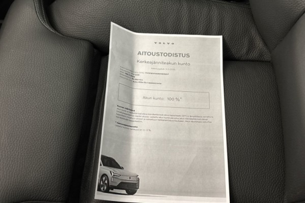 Esittelykuva Volvo V60 lataushybridiautosta.