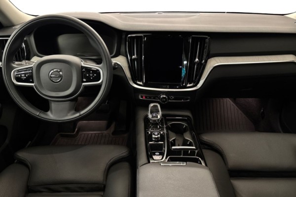 Esittelykuva Volvo V60 lataushybridiautosta.