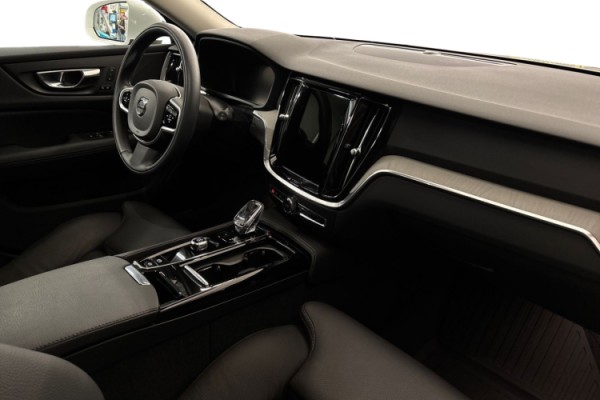 Esittelykuva Volvo V60 lataushybridiautosta.