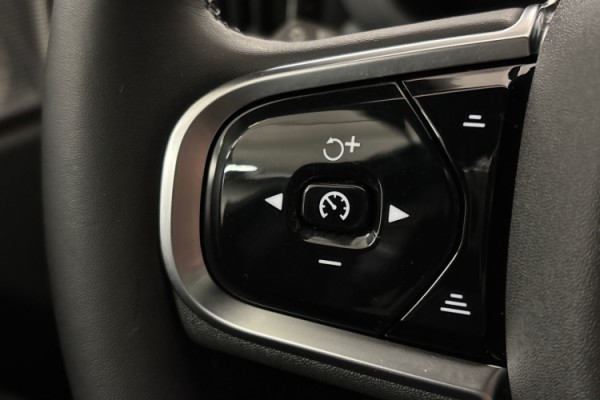 Esittelykuva Volvo XC60 lataushybridiautosta.