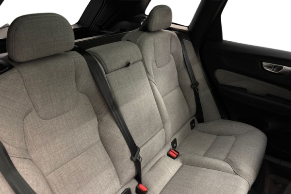 Esittelykuva Volvo XC60 lataushybridiautosta.
