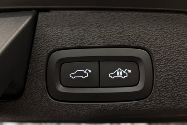 Esittelykuva Volvo XC60 lataushybridiautosta.