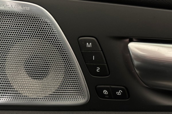 Esittelykuva Volvo XC60 lataushybridiautosta.