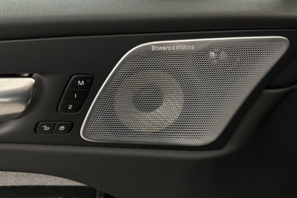 Esittelykuva Volvo XC60 lataushybridiautosta.