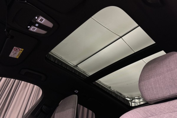 Esittelykuva Volvo XC60 lataushybridiautosta.