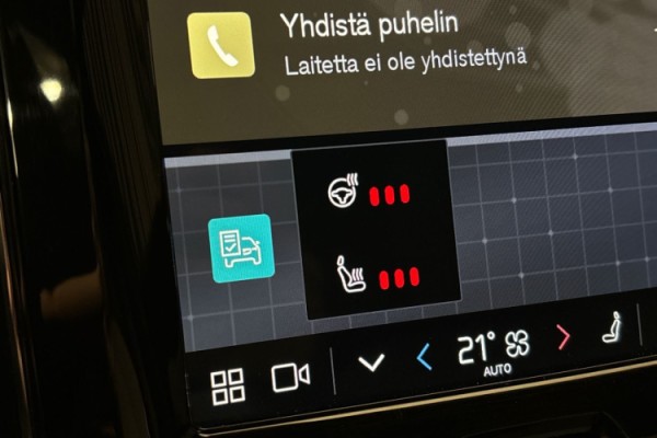 Esittelykuva Volvo XC60 lataushybridiautosta.