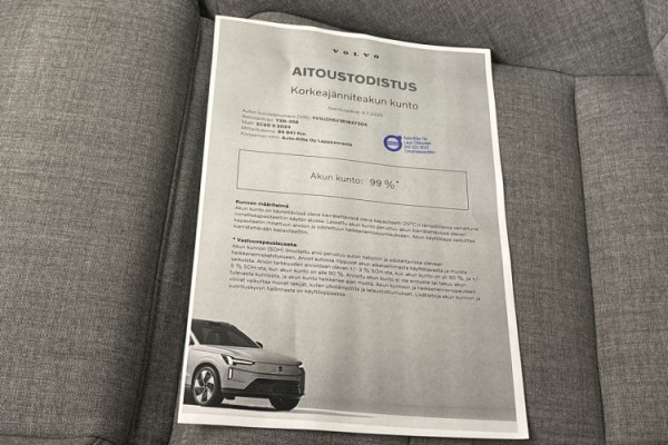 Esittelykuva Volvo XC60 lataushybridiautosta.