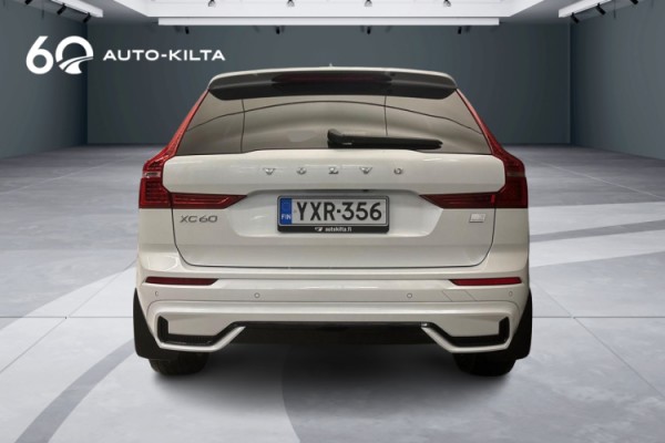 Esittelykuva Volvo XC60 lataushybridiautosta.