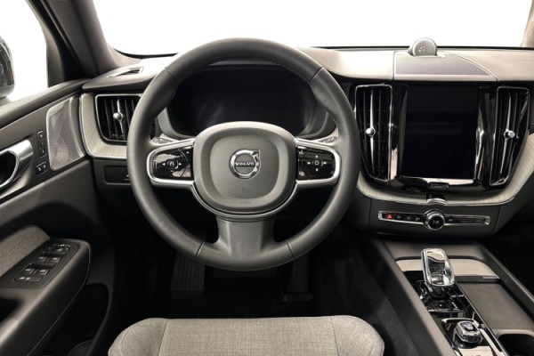 Esittelykuva Volvo XC60 lataushybridiautosta.